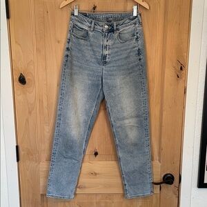 American Eagle Outfitters Light Blue Mom Straight Leg Women’s Jeans
